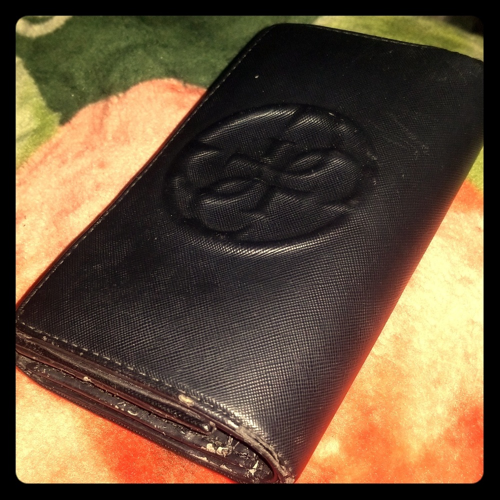 Guess Women's Leather Bi-fold Clutch Wallet